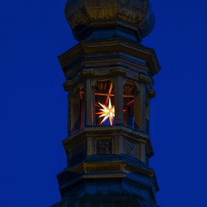 leuchtender Stern im Heiligenkreuzer Kirchturm
