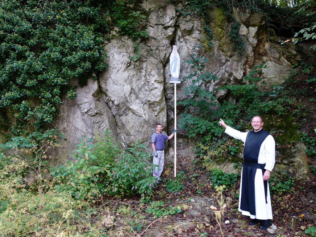 Zum Dank bauen wir eine Lourdesgrotte (20.09.16.) Stift Heiligenkreuz